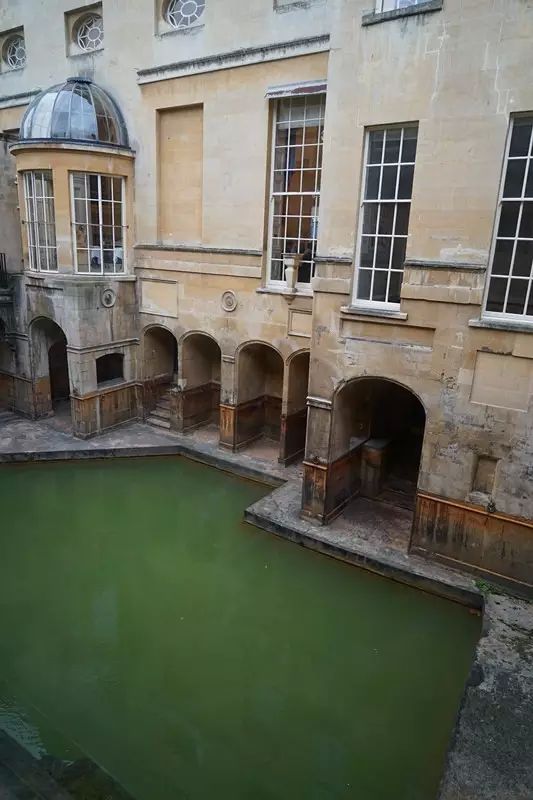 古城内古罗马时期的图2 浴场已成为著名景点，池水如同碧玉