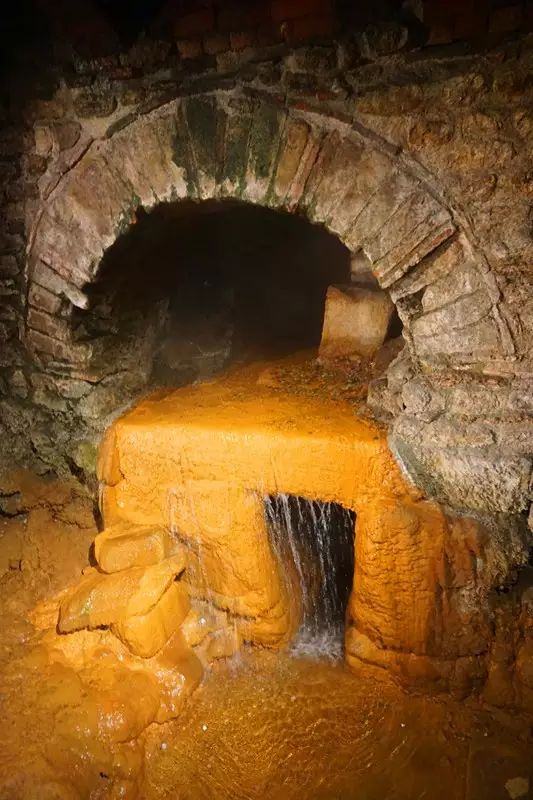 图3 温泉水从这里流淌而出