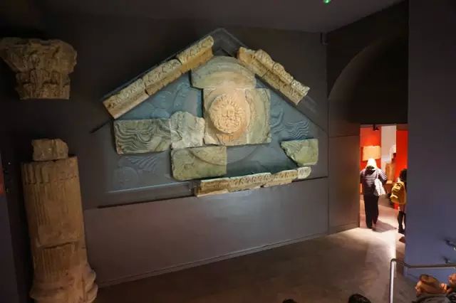 图5 古城内罗马时期的雕塑让人暇思万千