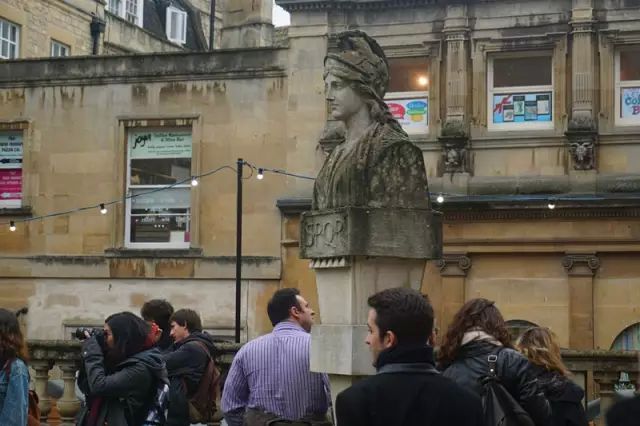 图7 众多游人在这里参观、留影