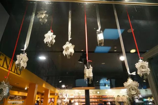 图8 精美的钟表装饰独具特色