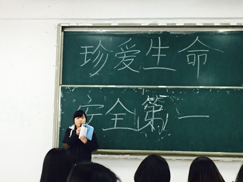 佟玲班会照片1(1)_副本