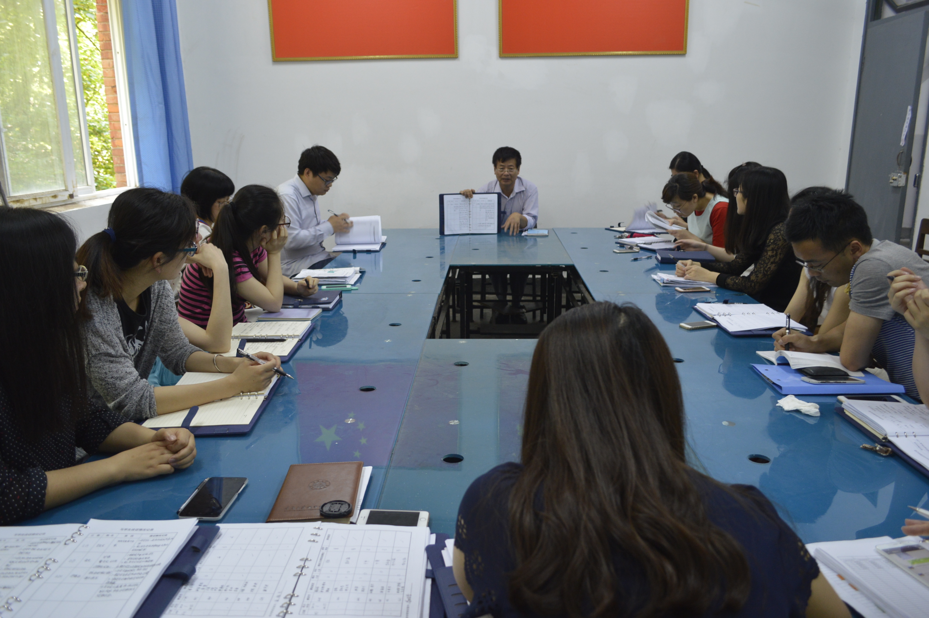 建筑管理学院开展辅导员工作手册互换学习交流2