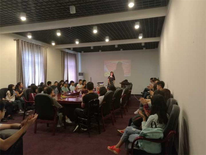 座谈会