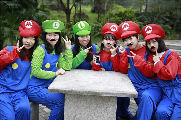 4 王娜老师为毕业生拍摄的创意毕业照