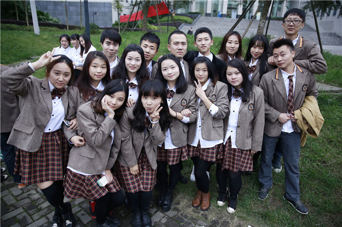 4 王娜老师为毕业生拍摄的创意毕业照2