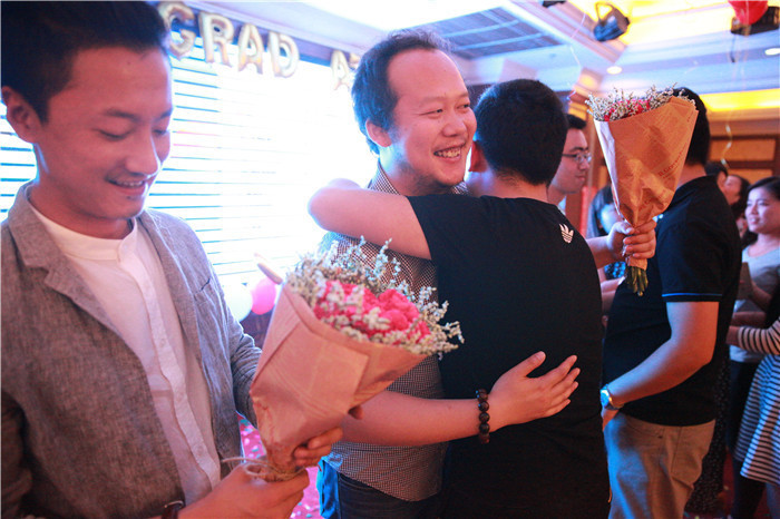 5 毕业晚会上学生们与老师拥抱道别