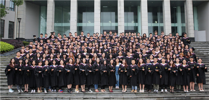 6 王娜老师与毕业生的合影