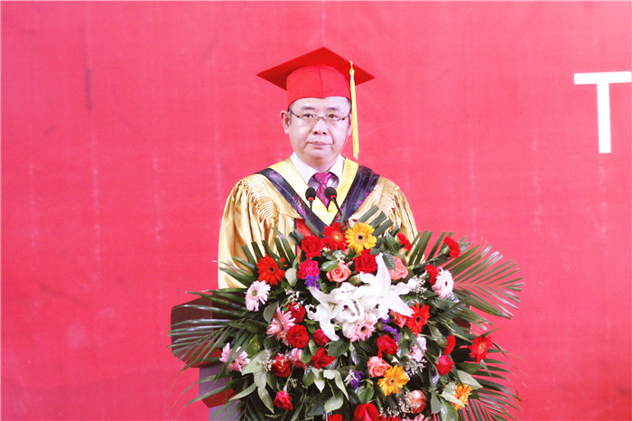 12-1 常务副校长王银峰宣读决定