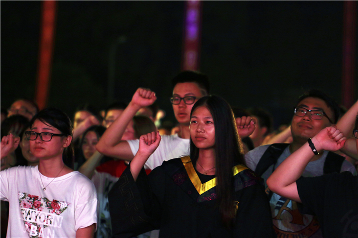 13 全体毕业生进行宣誓