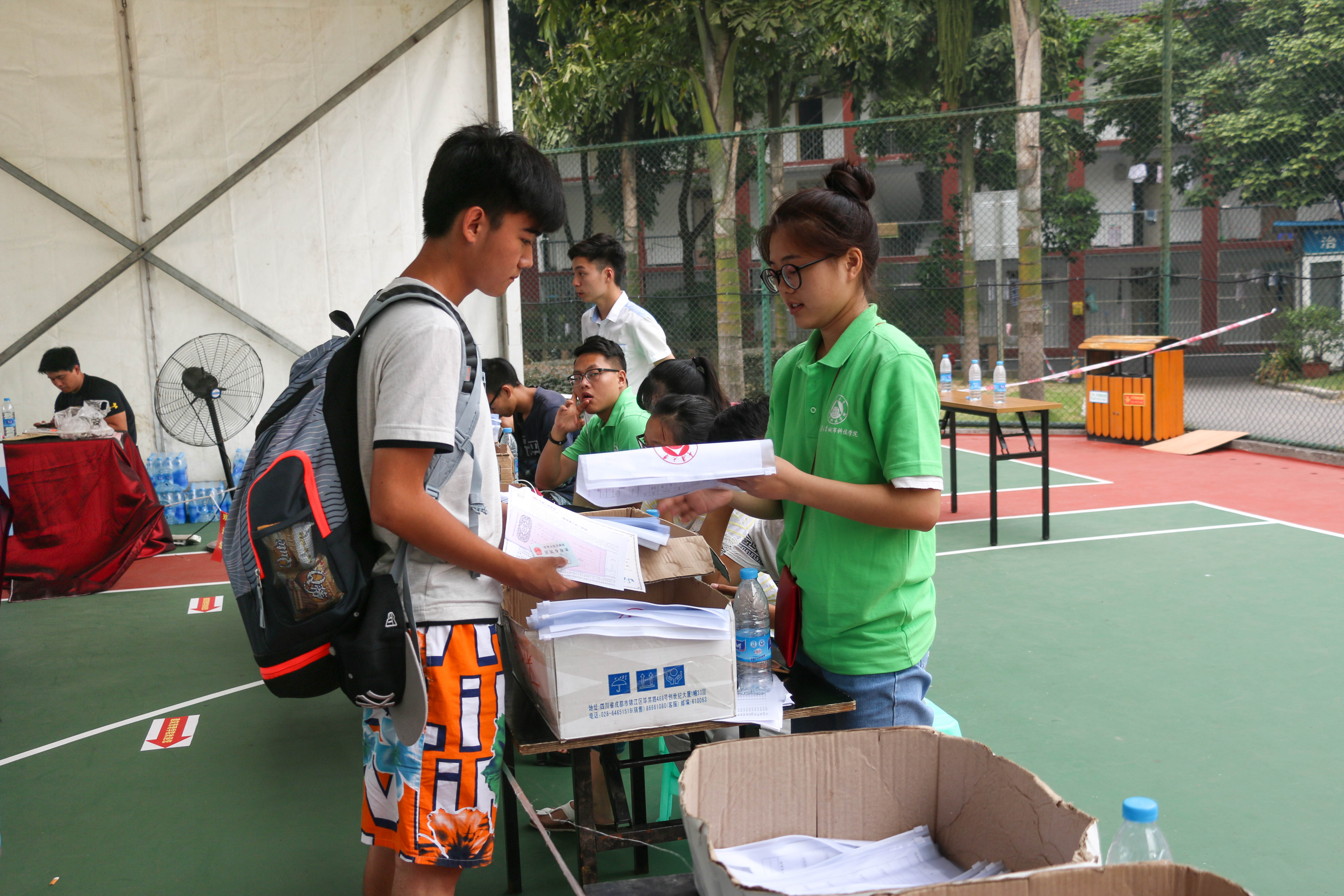 志愿者为新生发放一站式服务物品袋