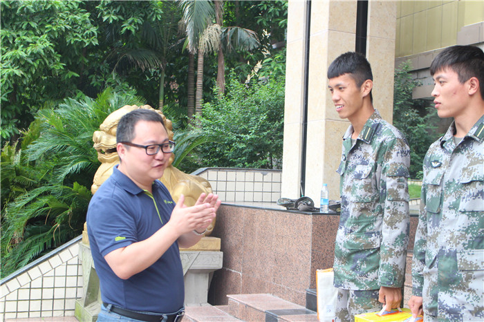 刘处与教官交谈