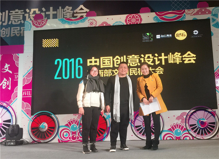 我校师生与中国创意设计峰会西部峰会发起人余文辉先生合影