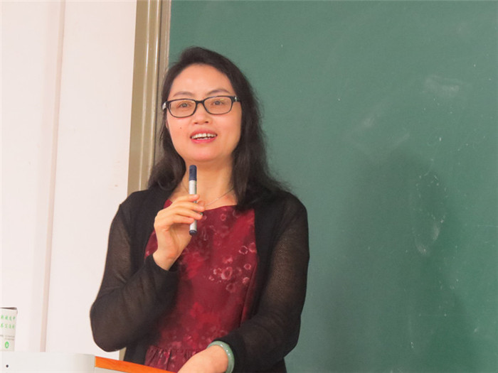 邓仕伦院长做相关教学安排