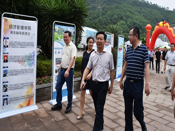 刘董视察迎新工作_副本