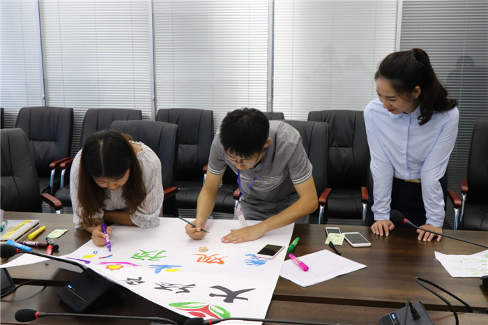 黄老师与学生一起参与海报宣传制作工作