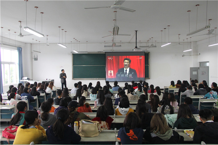 重大城科思政课堂上，老师利用课间时间为同学们播放中国共产党十九大开幕式