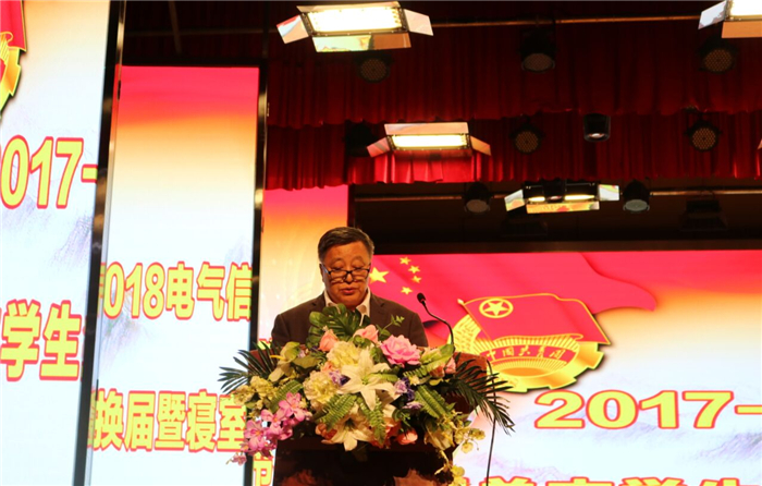 张学文院长宣读表彰决定