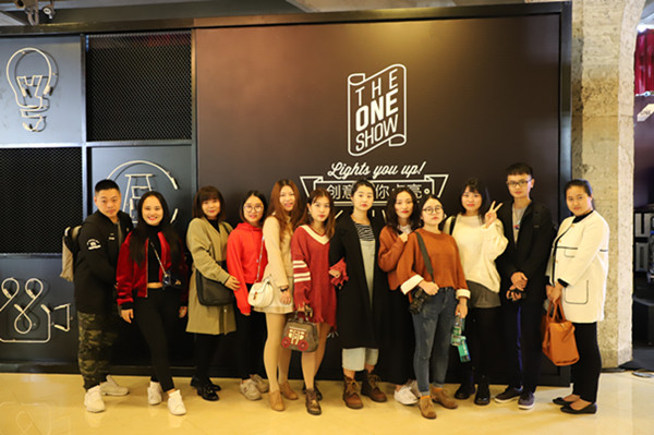 01 我校师生到达one show现场_副本