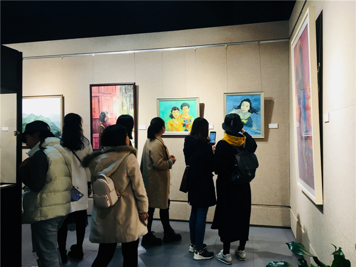 11.18交流生参观艺术传媒学院师生作品展4