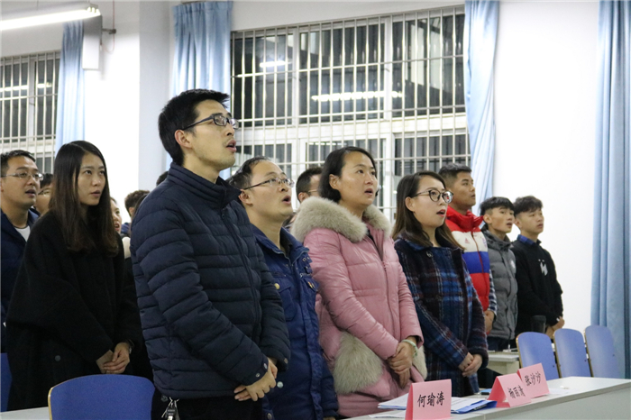 杨丽清，何瑜涛，张沙沙齐唱国歌