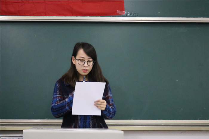 张沙沙老师宣读宣讲承诺书