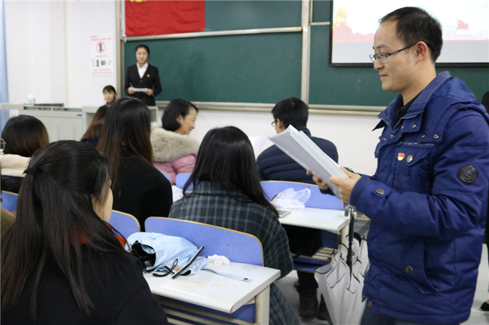 何瑜涛发放党的十九大精神校园宣讲资料