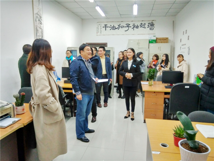 院长 老师参观办公室