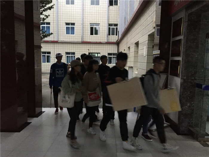 早自习走进教室