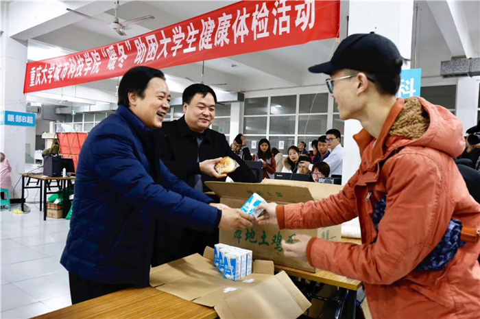 领导为学生发放牛奶面包