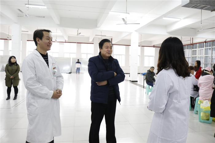 领导与医生进行交流