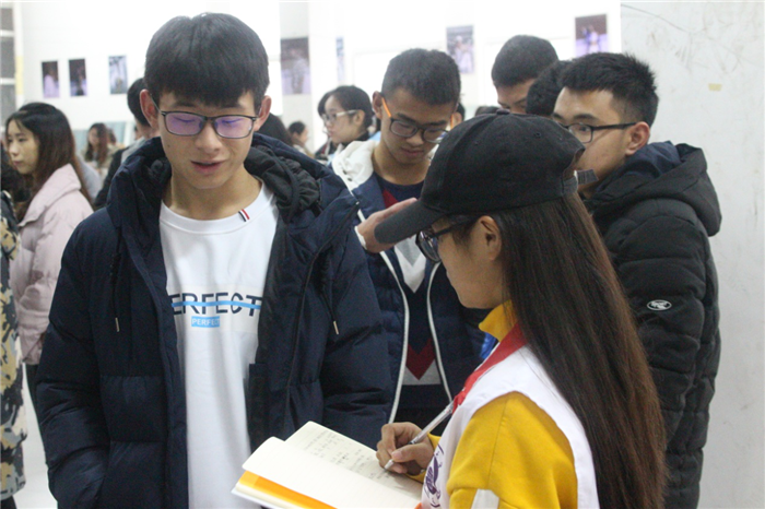 学生向志愿者表达他们的感受