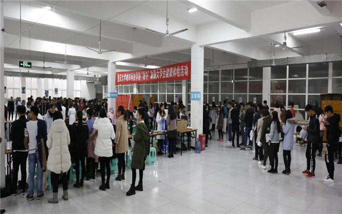 学生们耐心排队