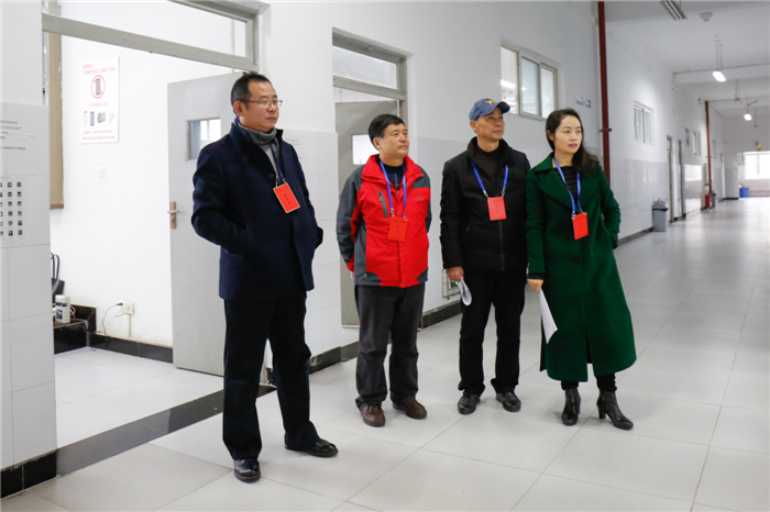 党委书记、常务副校长王银峰深入考场巡视