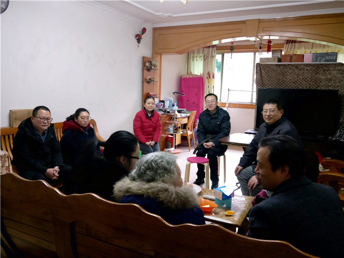 章书记、刘处以及人文龚书记一行走访贫困生1