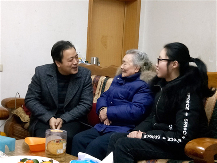 章书记慰问贫困生及家长2