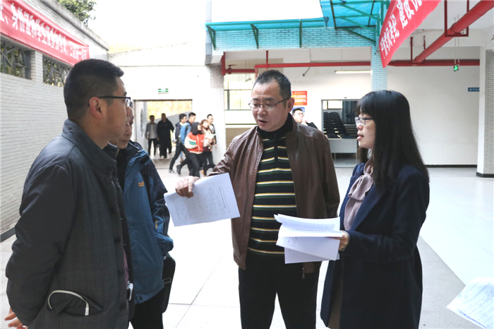 校领导带队进行教学检查1