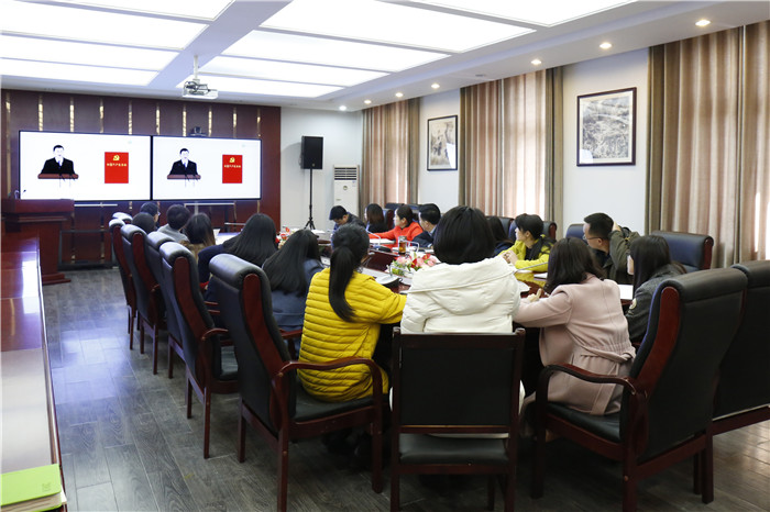 学校机关一支部组织党员学习新党章