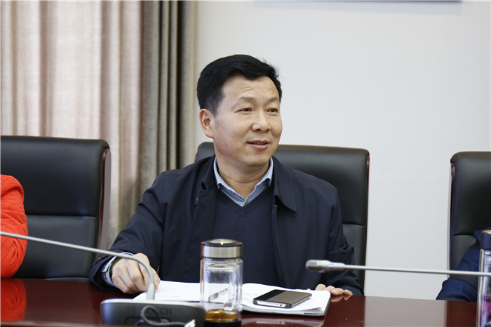 学校机关一支部组织党员学习新党章2