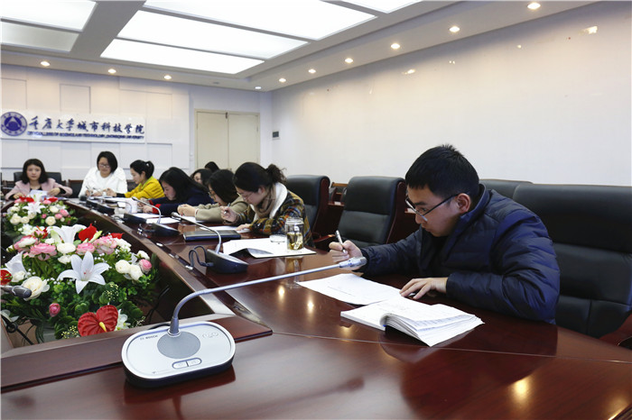 学校机关一支部开展民主评议党员活动2