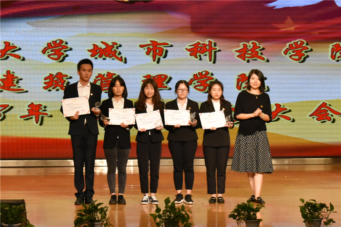 为获奖代表颁发证书