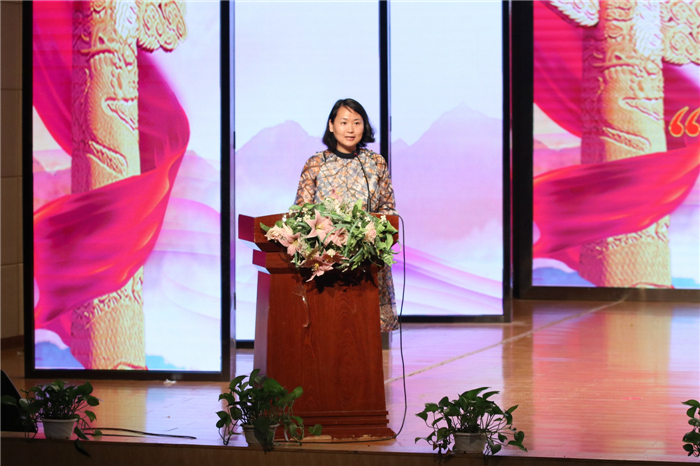 杨丽清宣读表彰
