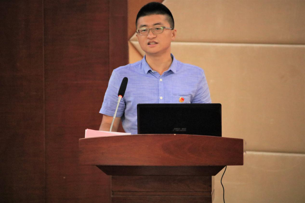 图片3-曾培源老师发言