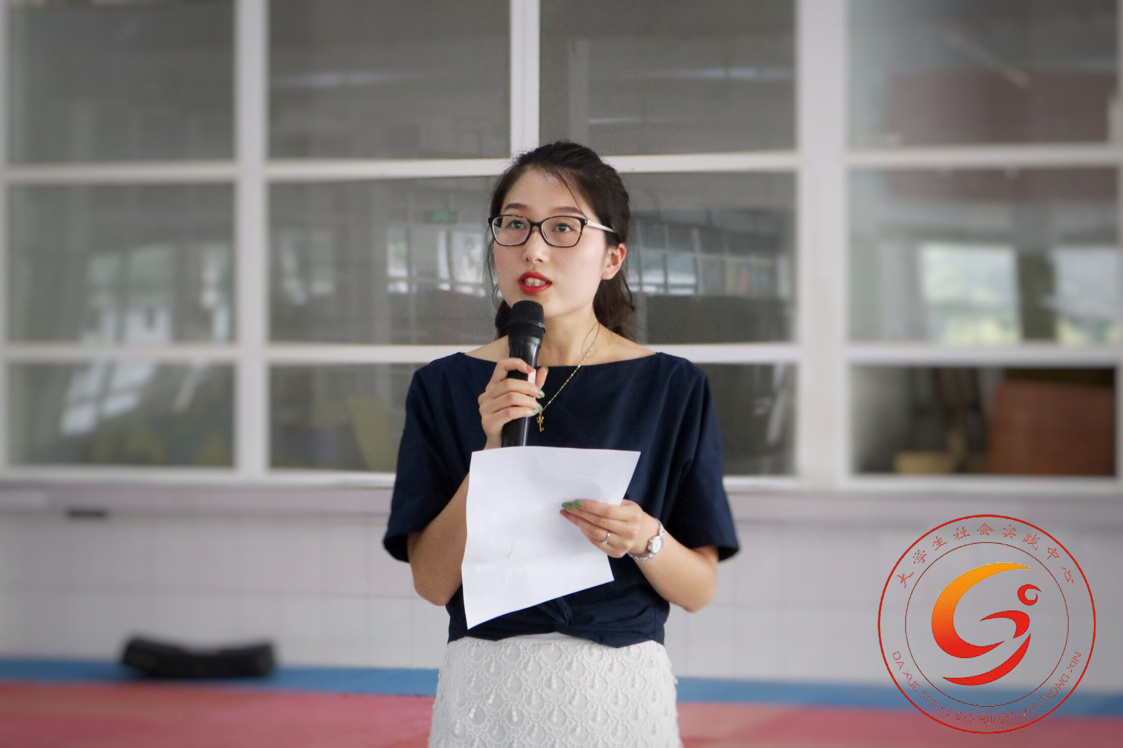 主持人 张念 主持人 张念