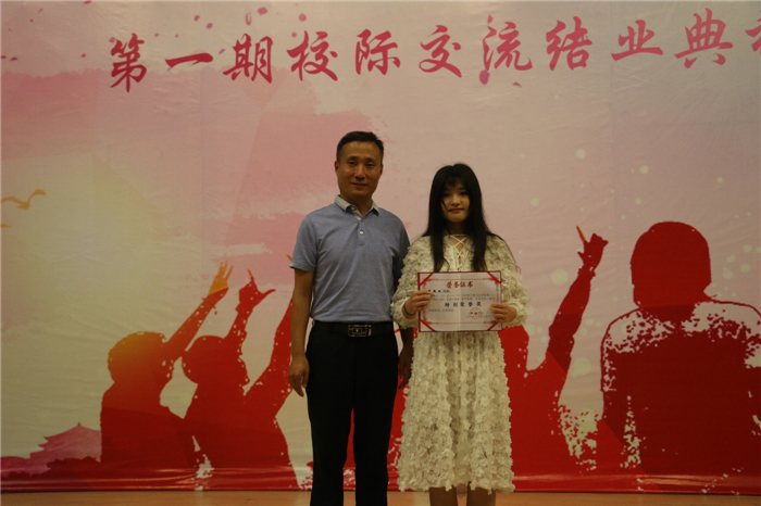 杨校长-颁发荣誉证书