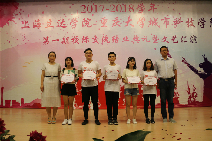 杨静茹、张迪书记-颁发荣誉证书