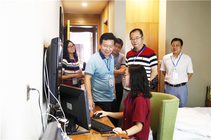 领导检查指导招生录取工作