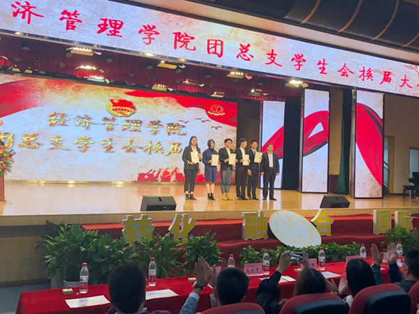 张院长颁发证书_副本