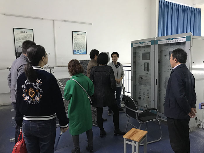 图4?参观实验室2