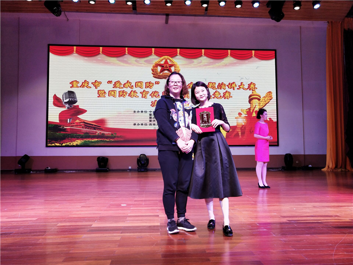 指导老师与获奖学生合影